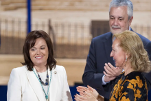 Inmaculada Montalbán, aplaudida por José Antonio Griñán y Fuensanta Coves tras recibir la Medalla de Andalucía.EFE